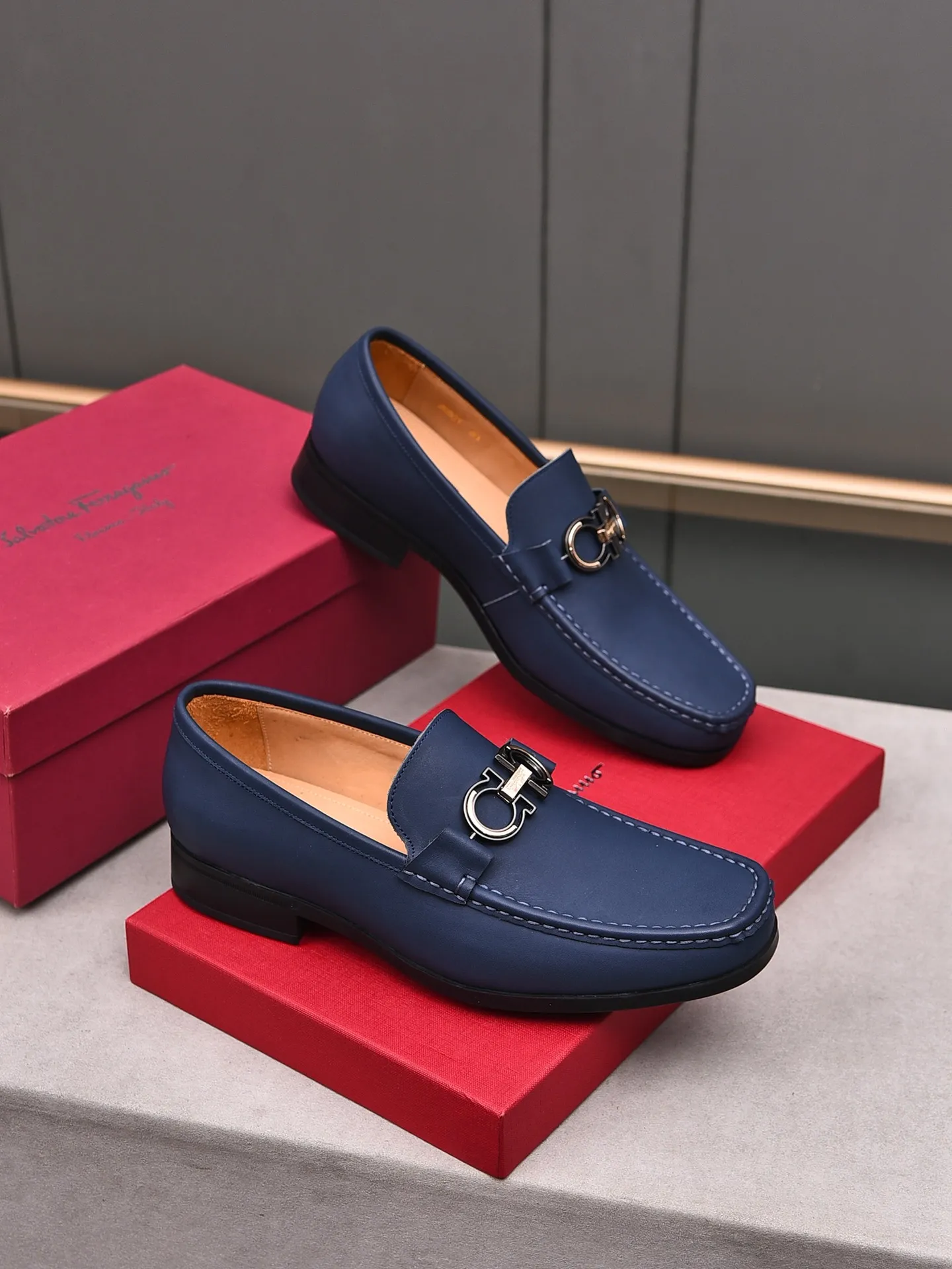 Factory: 250 [Original running volume quality] Brand: Ferragamo (Ferragamo) Size: Men's size 38/44 (45 can be customized) Grade: Same style as the official website High-end quality men's shoes Material: Original first-layer calfskin Water-dyed cowhide lining Original outsole Style category: Men's fashion formal business casual leather shoes Slip-on men's shoes high-top series Young fashion European and American trends British style Casual matching Comfortable feet